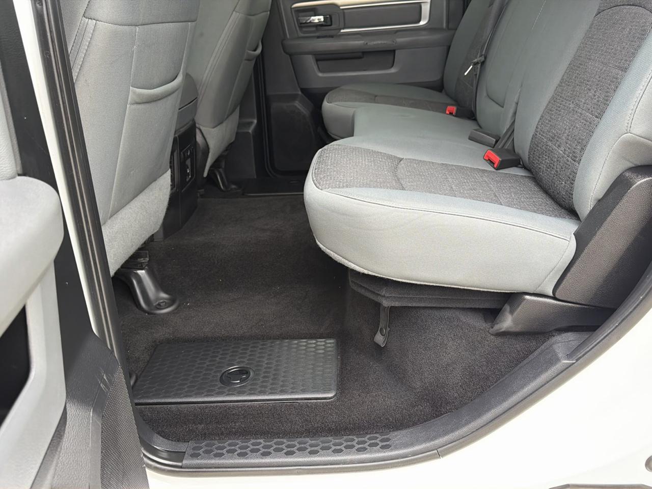 RAM 1500 4WD Crew Cab 140.5" Lone Star 2015