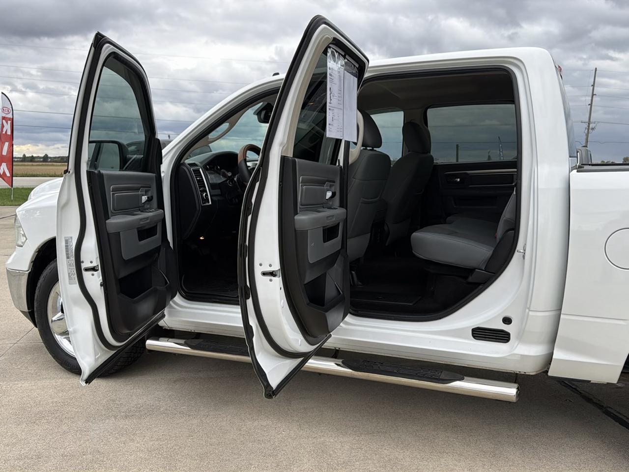 RAM 1500 4WD Crew Cab 140.5" Lone Star 2015