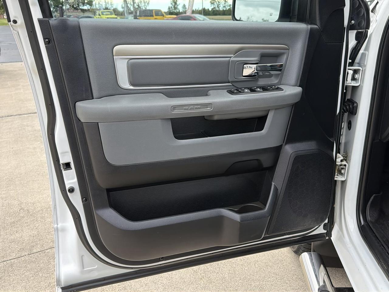 RAM 1500 4WD Crew Cab 140.5" Lone Star 2015