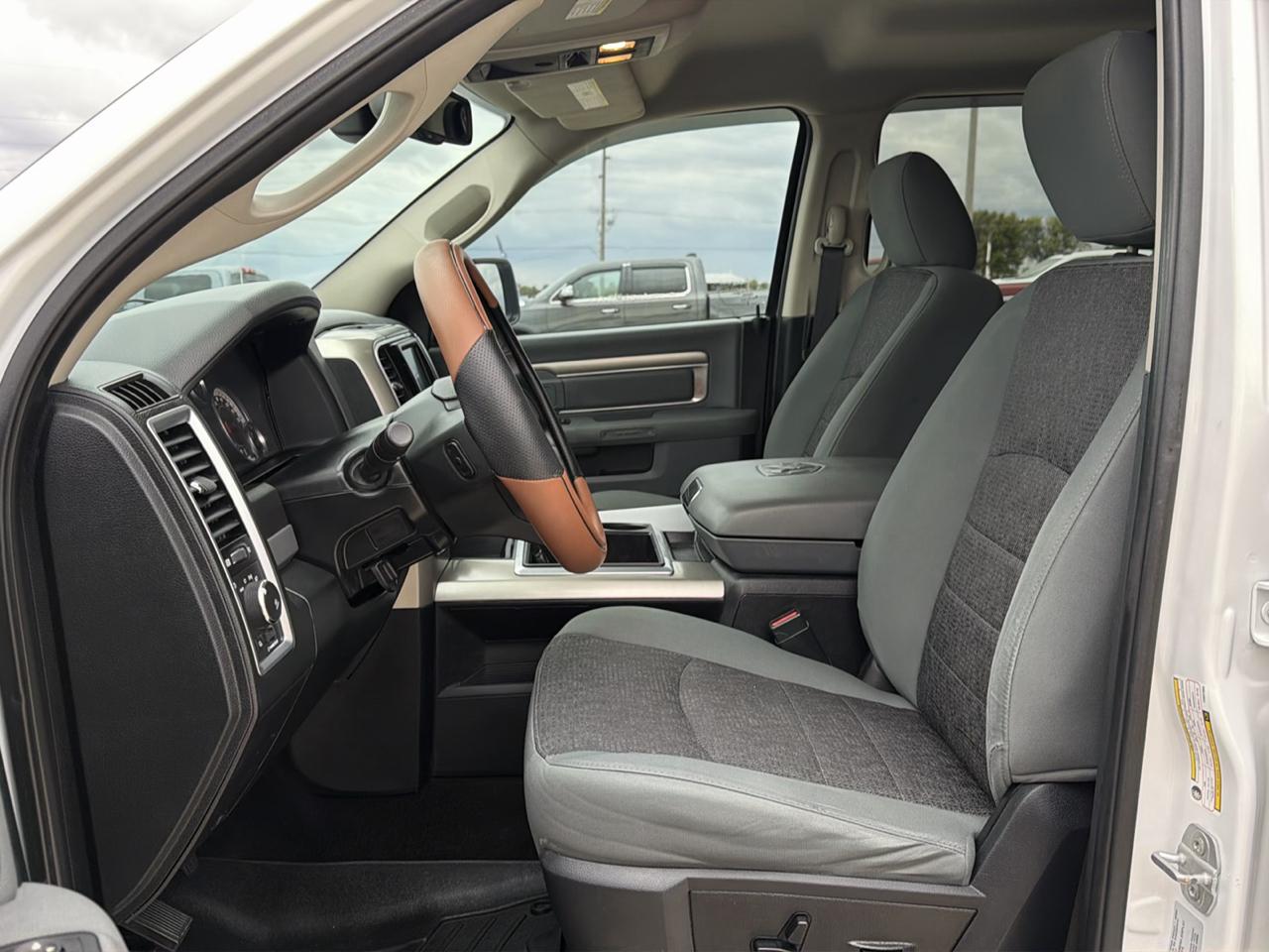 RAM 1500 4WD Crew Cab 140.5" Lone Star 2015