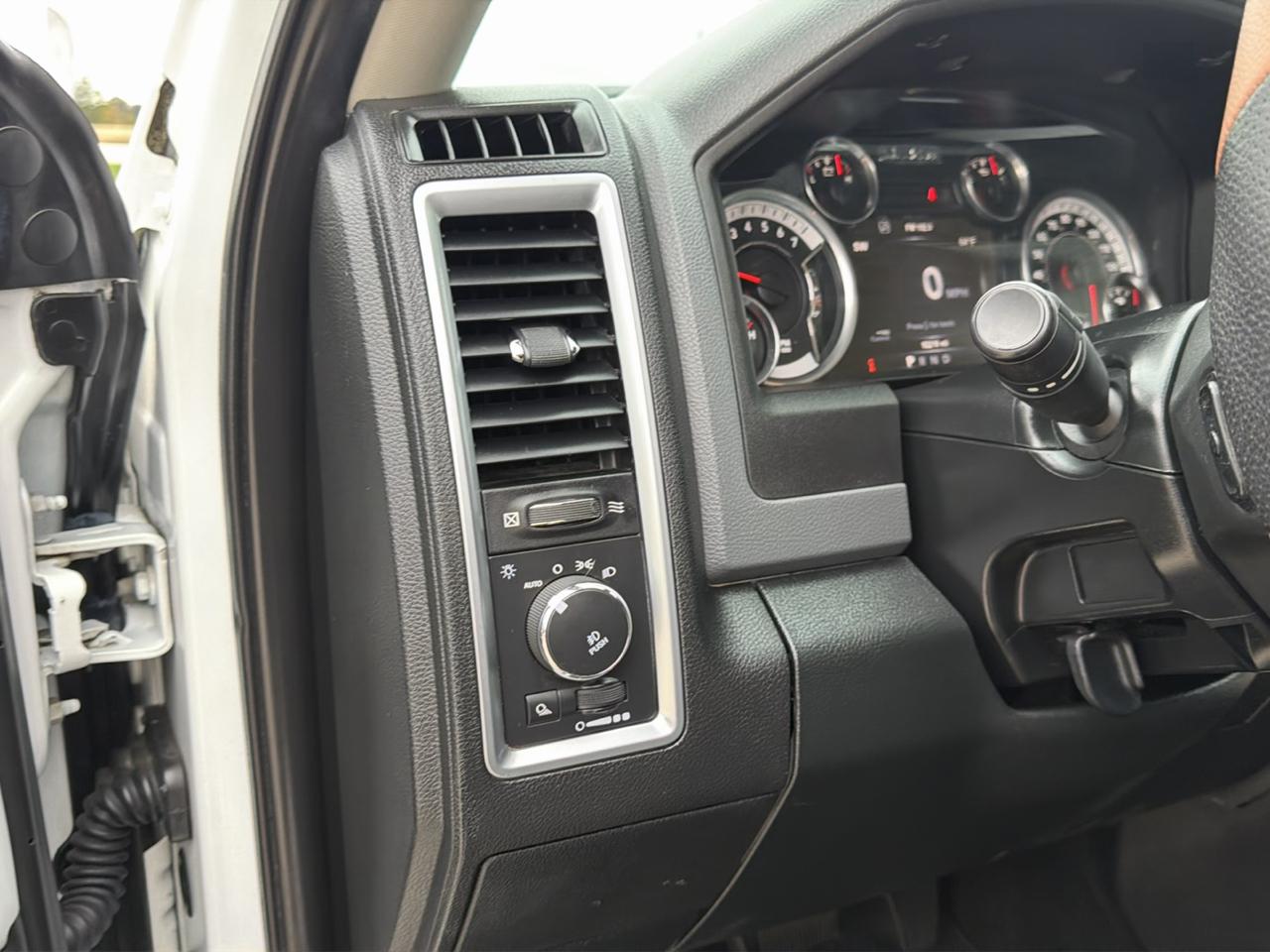 RAM 1500 4WD Crew Cab 140.5" Lone Star 2015