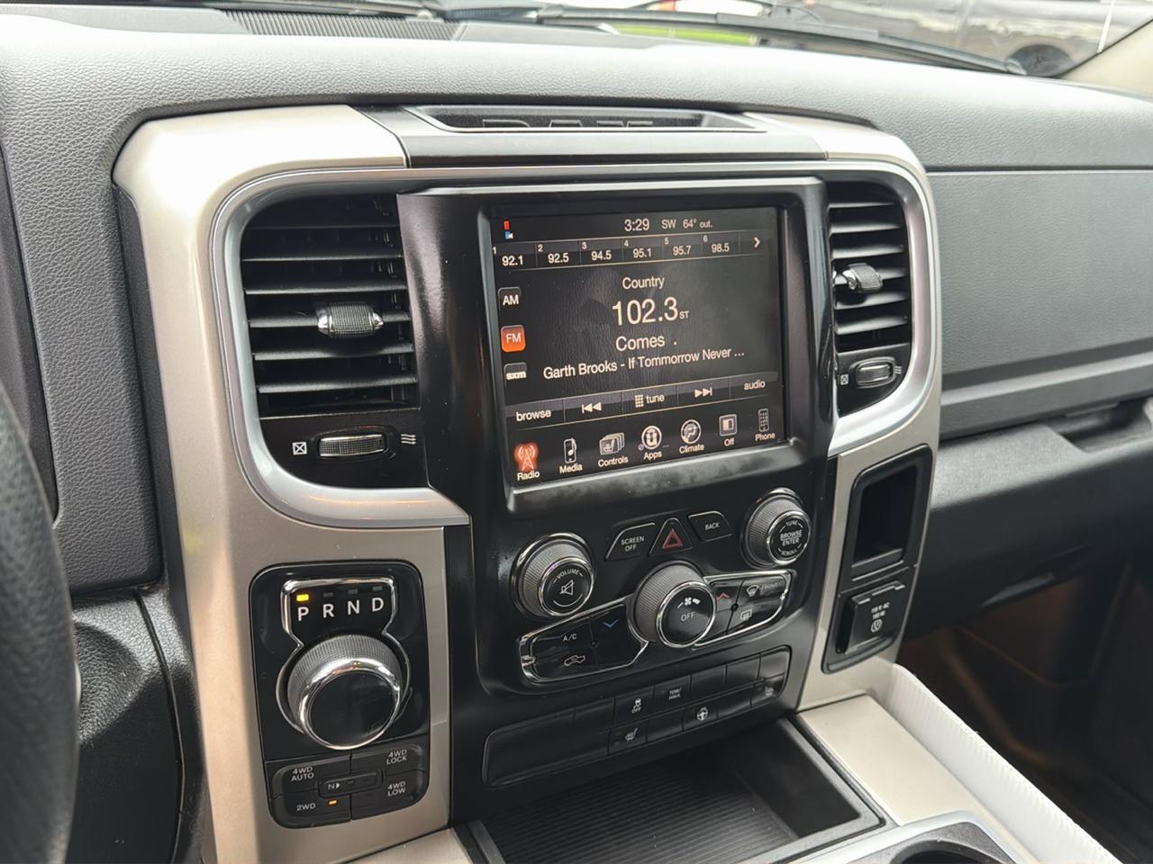 RAM 1500 4WD Crew Cab 140.5" Lone Star 2015