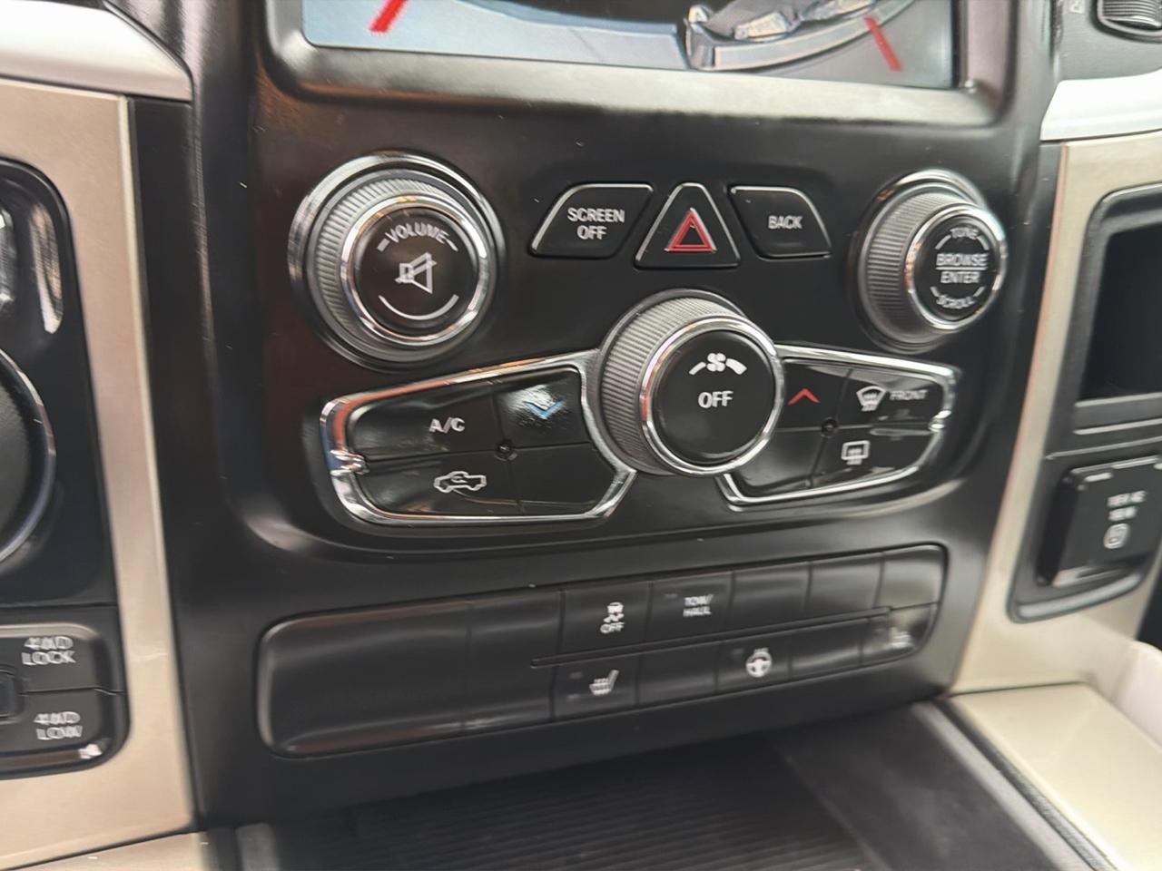 RAM 1500 4WD Crew Cab 140.5" Lone Star 2015
