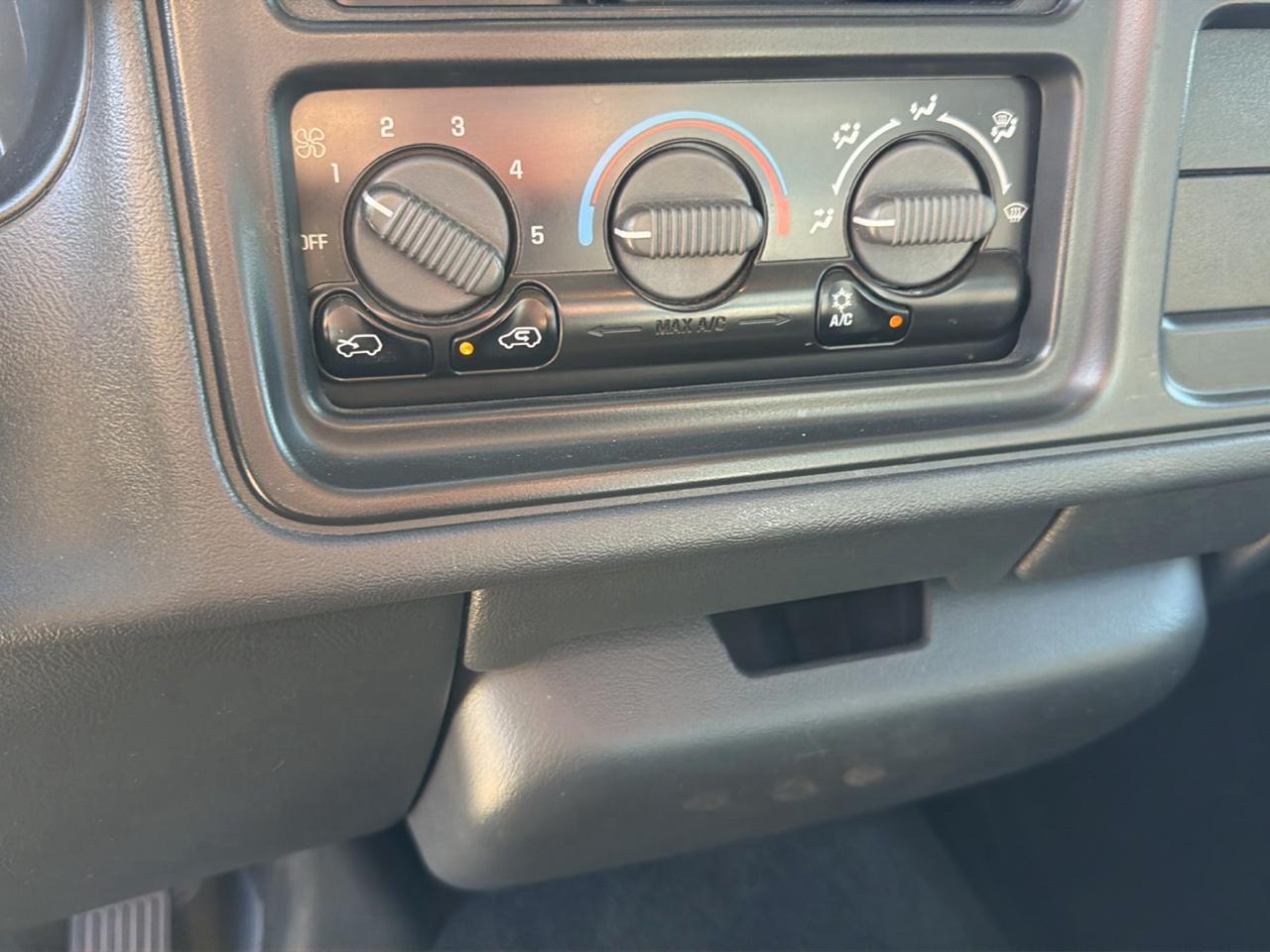 GMC New Sierra 1500 Reg Cab 119.0" WB 4WD SLE 2000