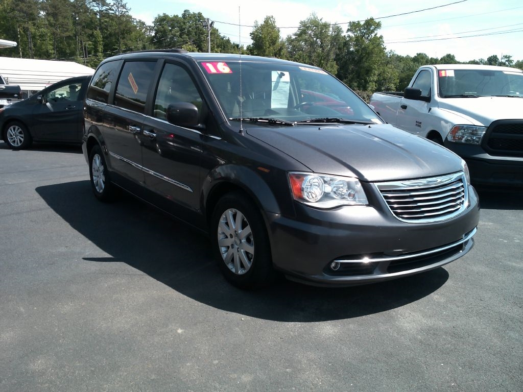 2016 Chrysler Town & Country Touring's photo