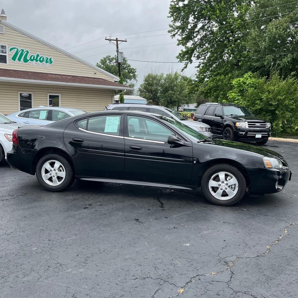 Pontiac Grand Prix Sedan 2008