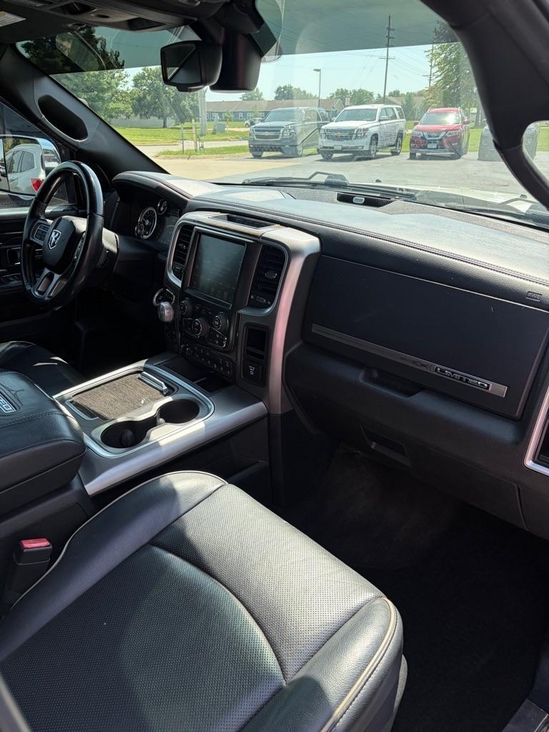 RAM 1500 4WD Crew Cab 140.5" Limited 2017