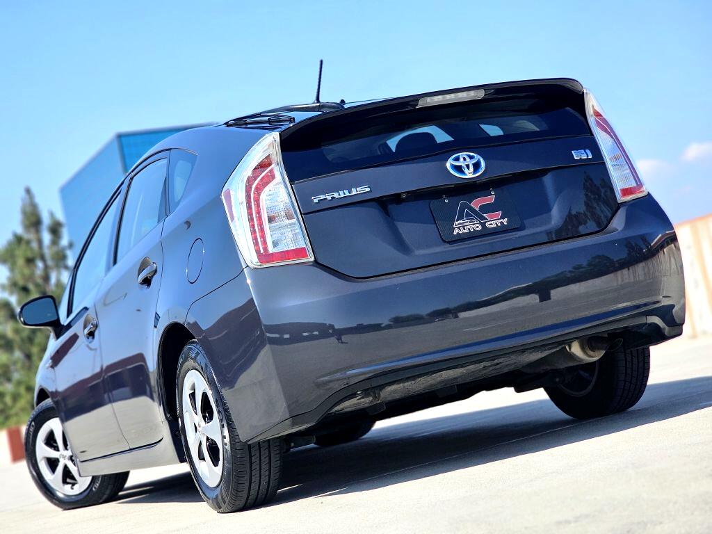 2014 Toyota Prius Three photo 2