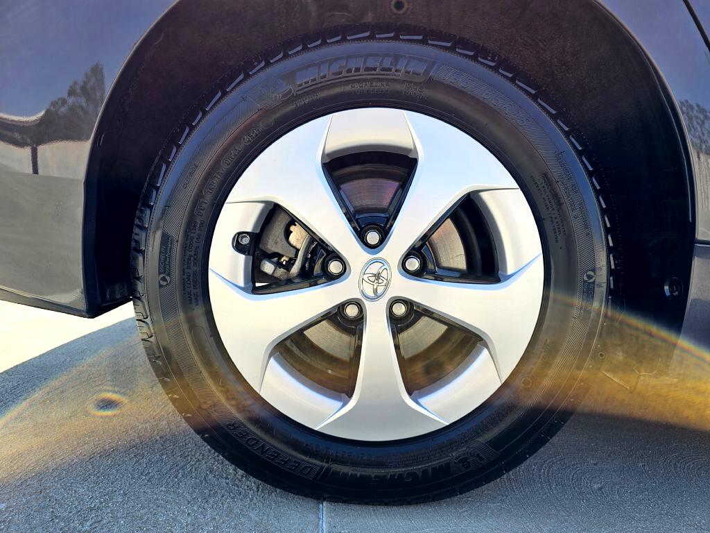 2014 Toyota Prius Three photo 11
