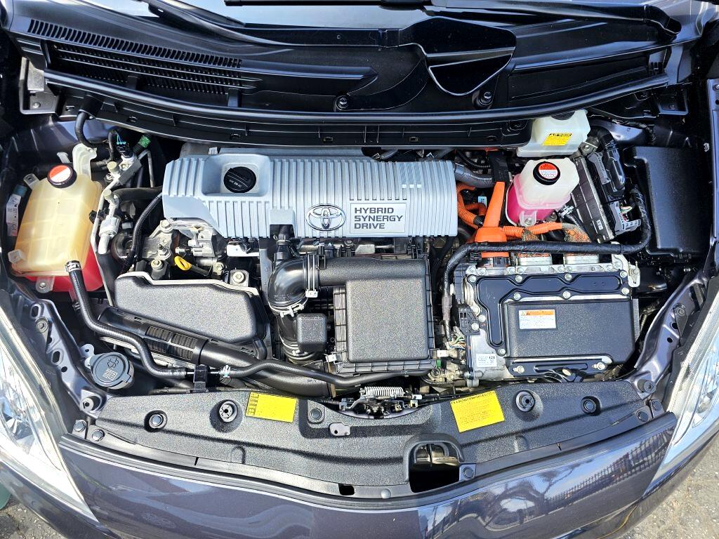 2014 Toyota Prius Three photo 13