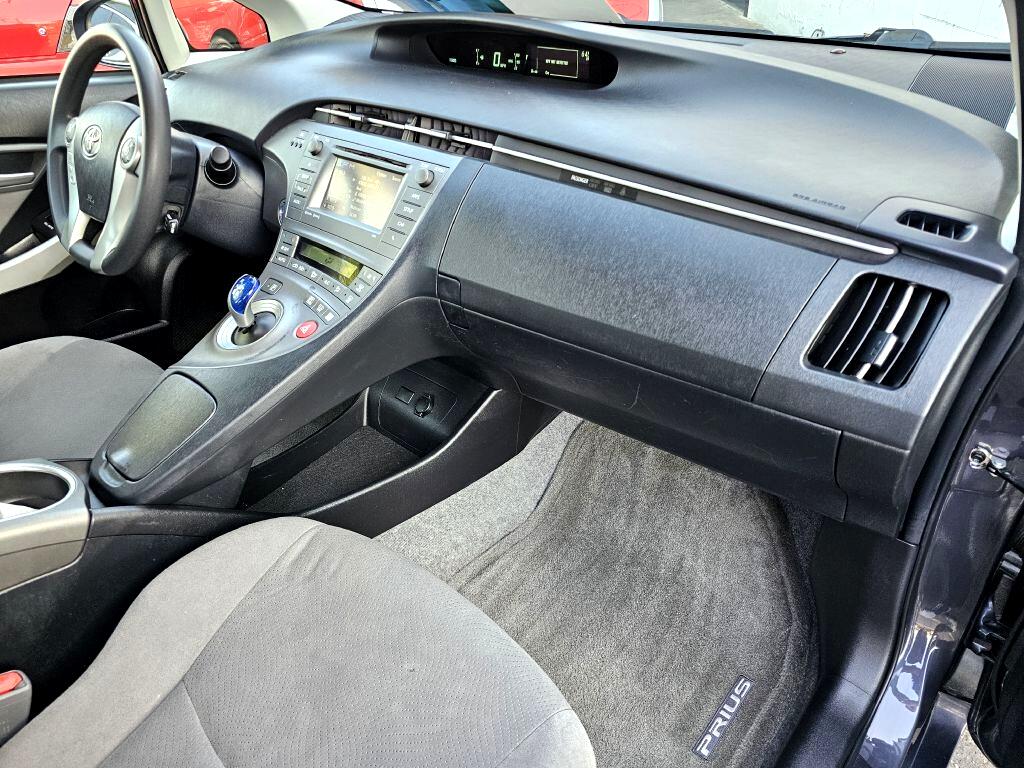 2014 Toyota Prius Three photo 17