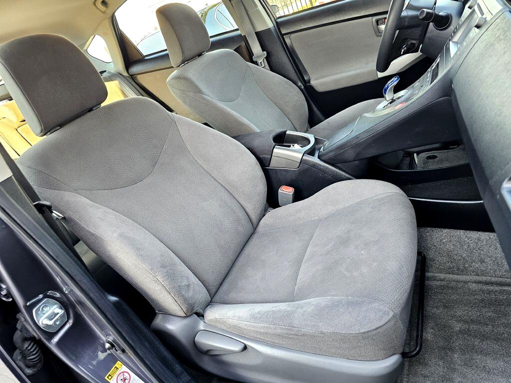 2014 Toyota Prius Three photo 18