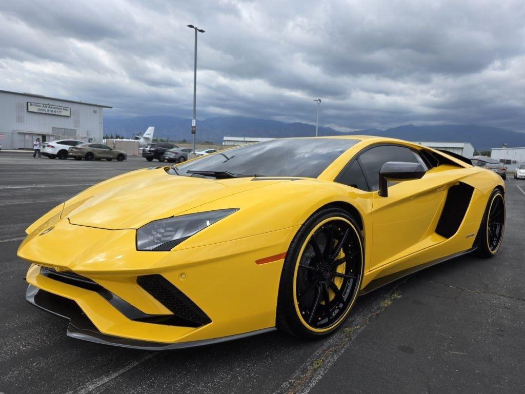 Lamborghini Aventador photo 3