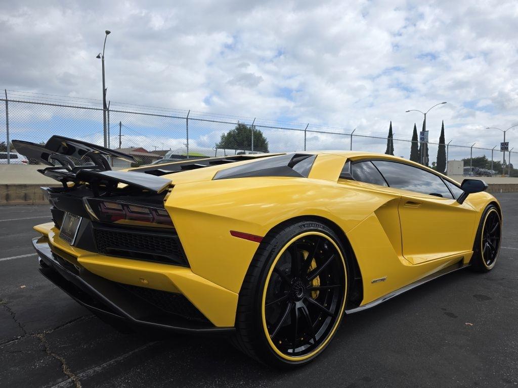 Lamborghini Aventador photo 8