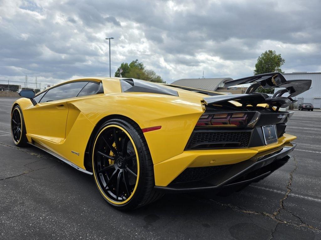 Lamborghini Aventador photo 11