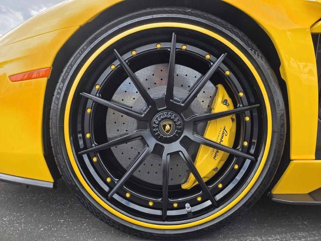 Lamborghini Aventador photo 30