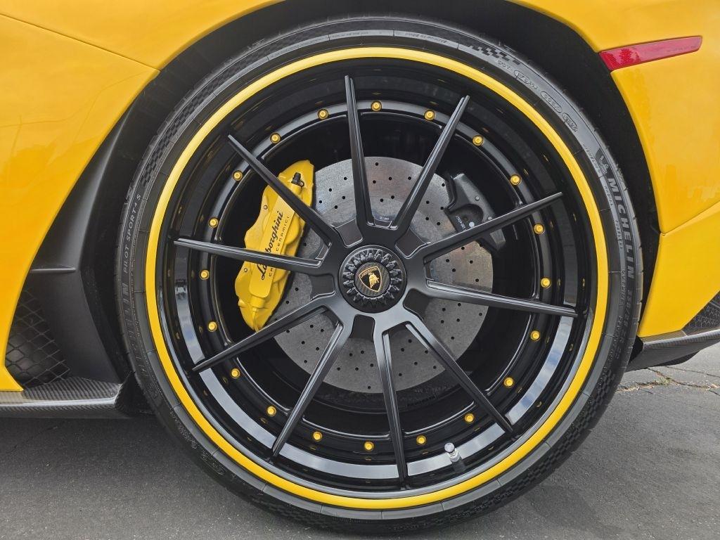 Lamborghini Aventador photo 31