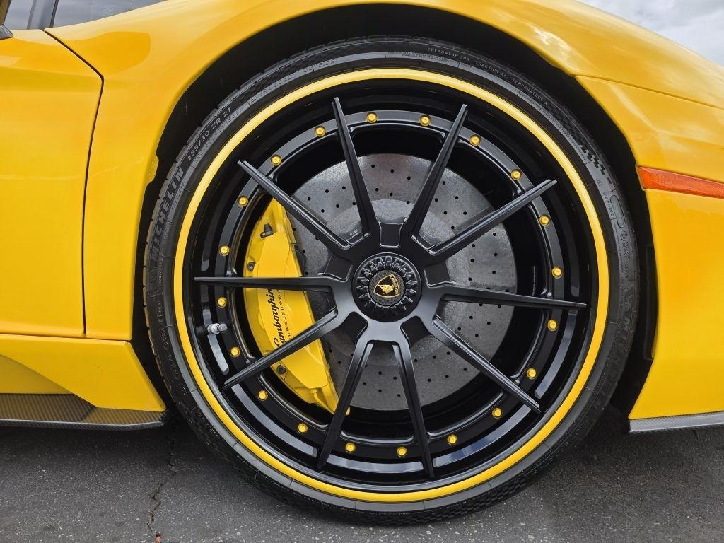Lamborghini Aventador photo 32