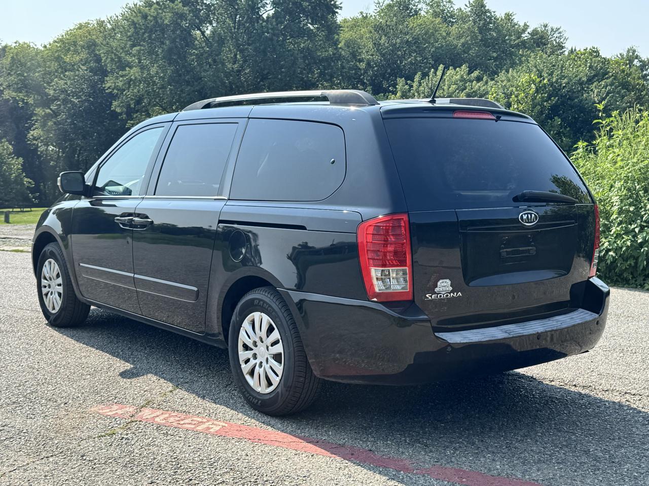 Kia Sedona LX LWB 2011