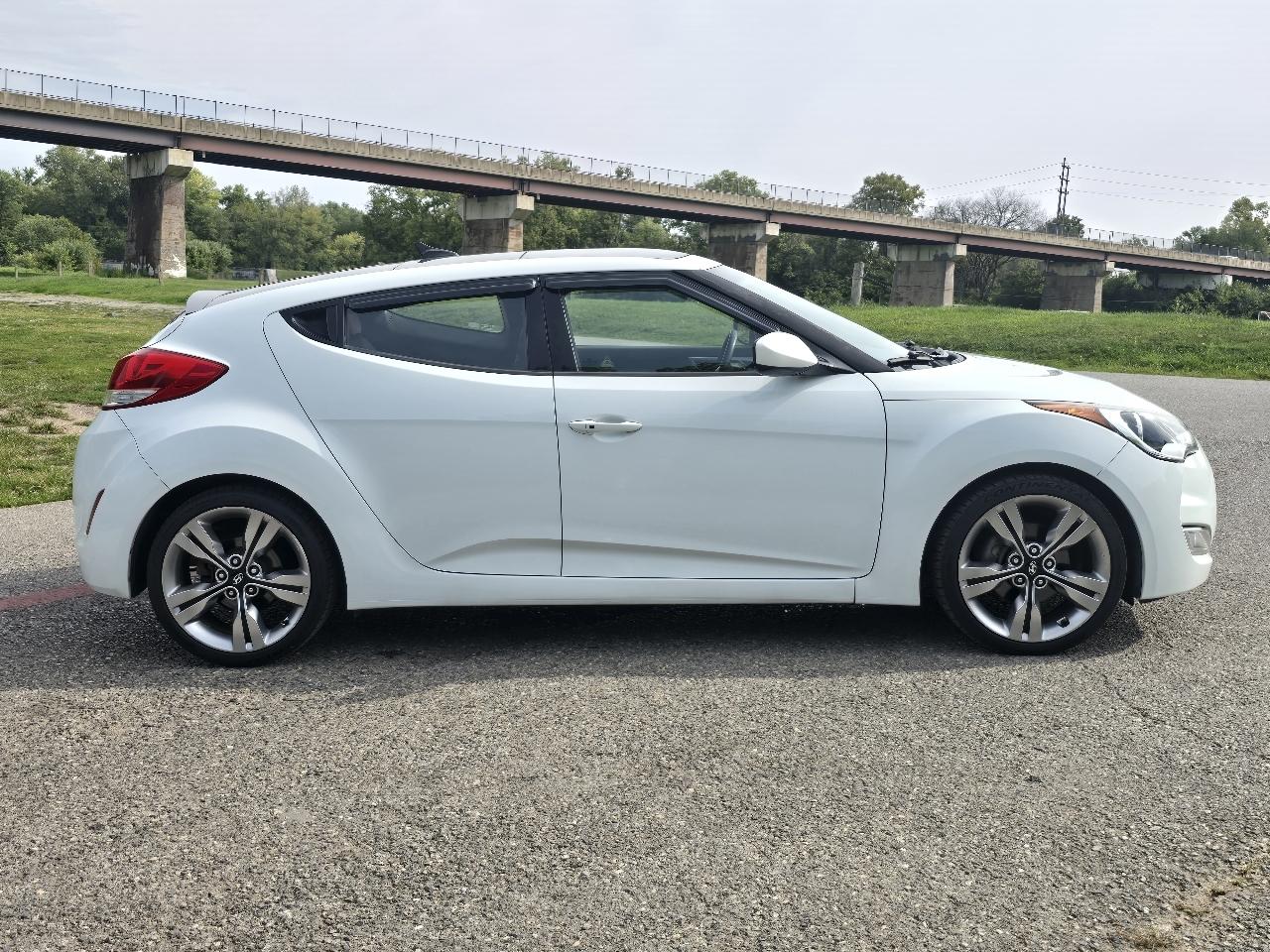 Hyundai Veloster Base 2012