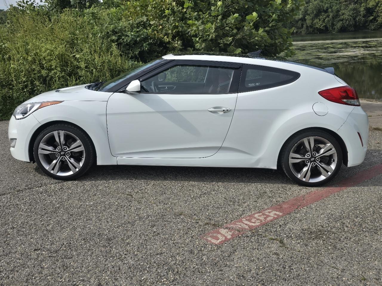 Hyundai Veloster Base 2012