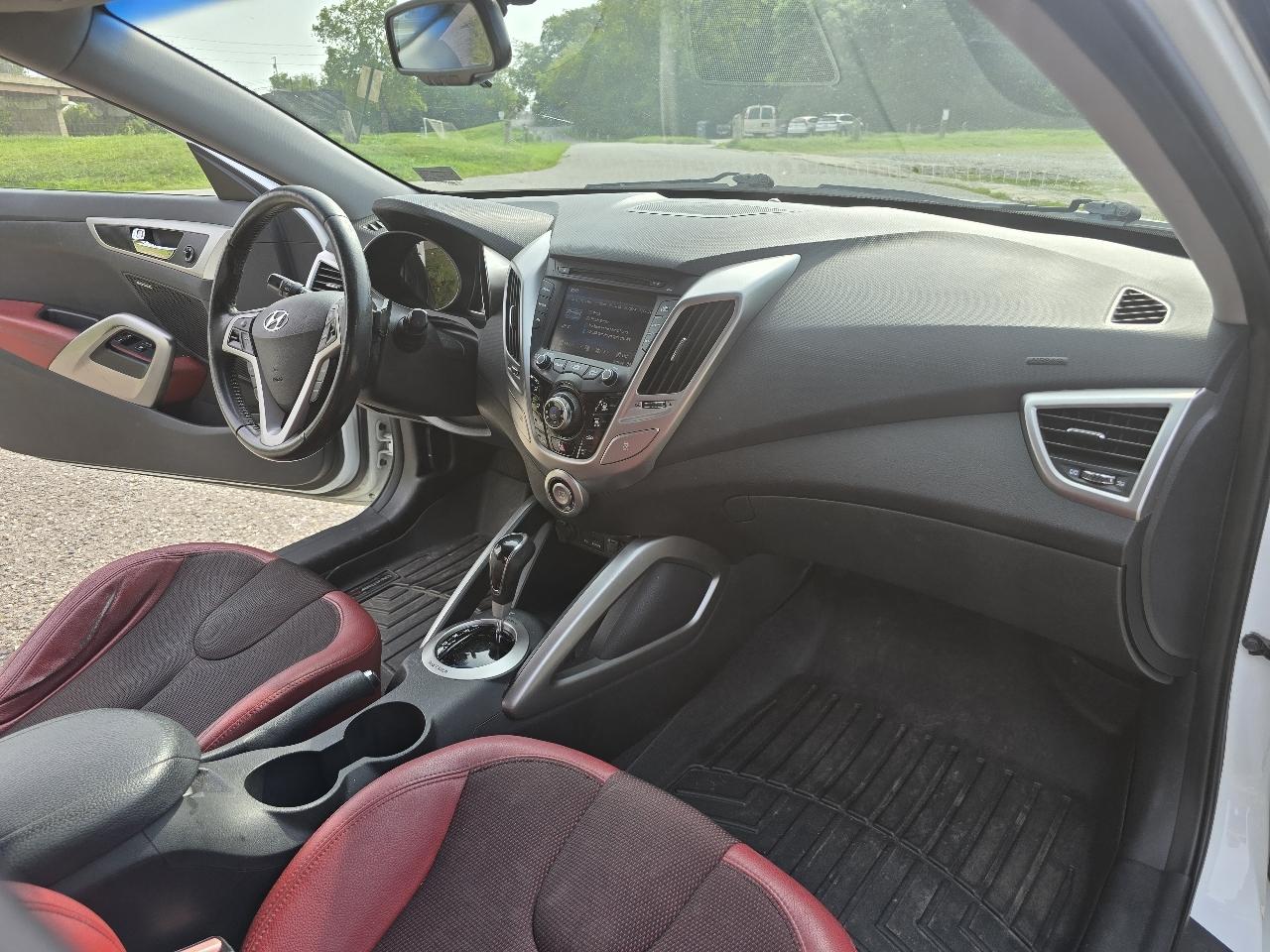 Hyundai Veloster Base 2012