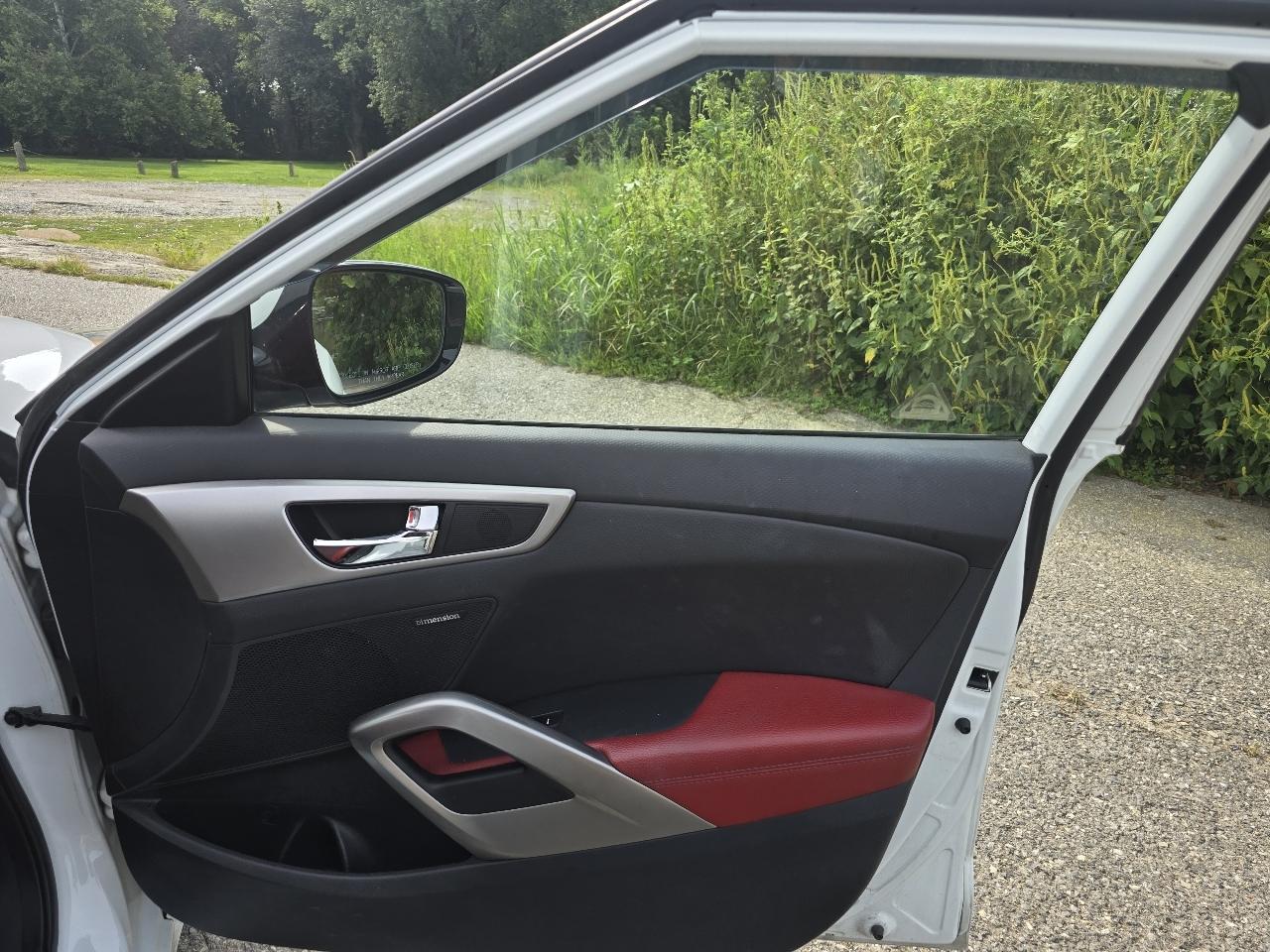 Hyundai Veloster Base 2012