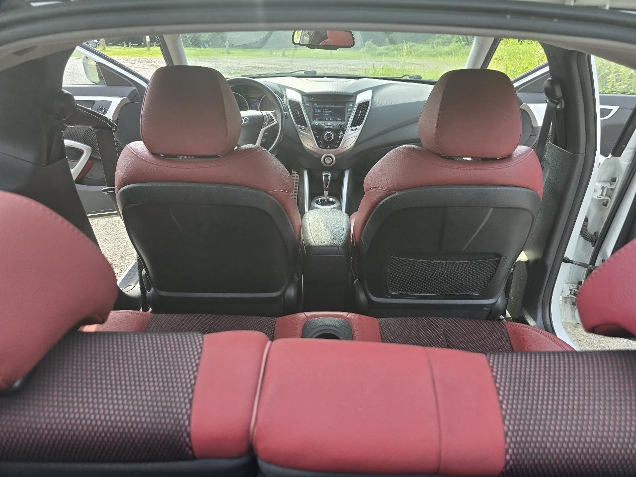 Hyundai Veloster Base 2012