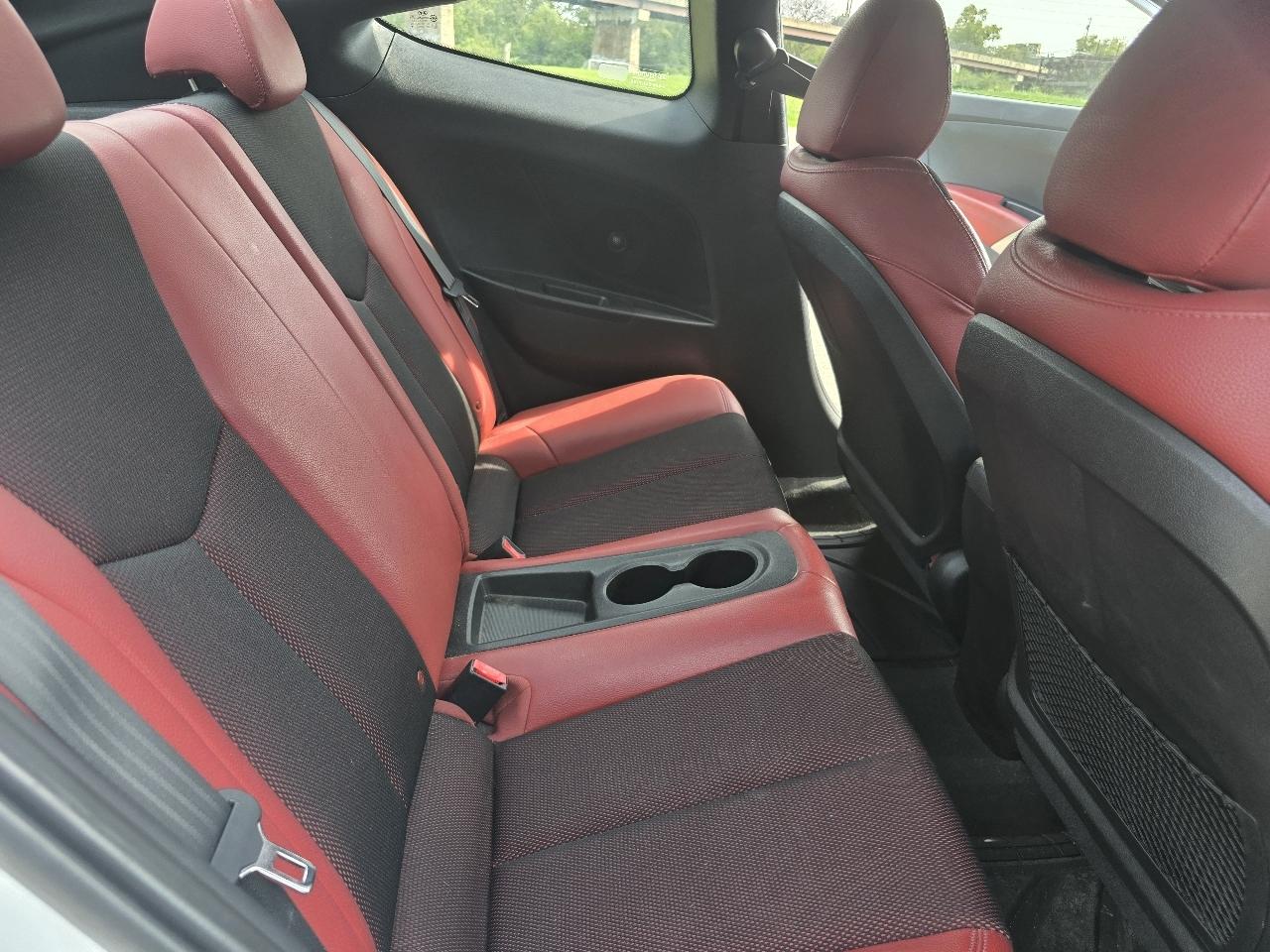 Hyundai Veloster Base 2012