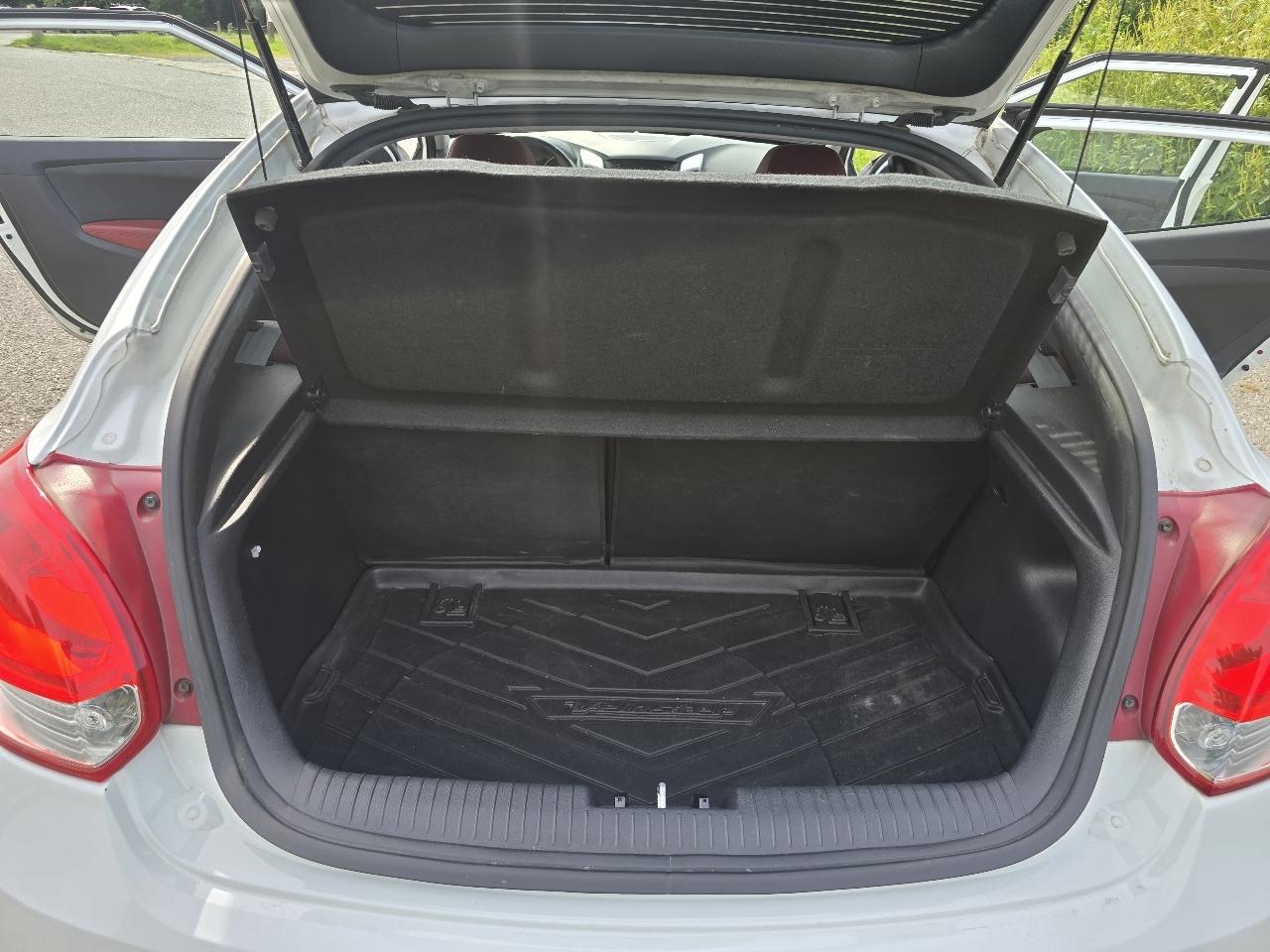 Hyundai Veloster Base 2012