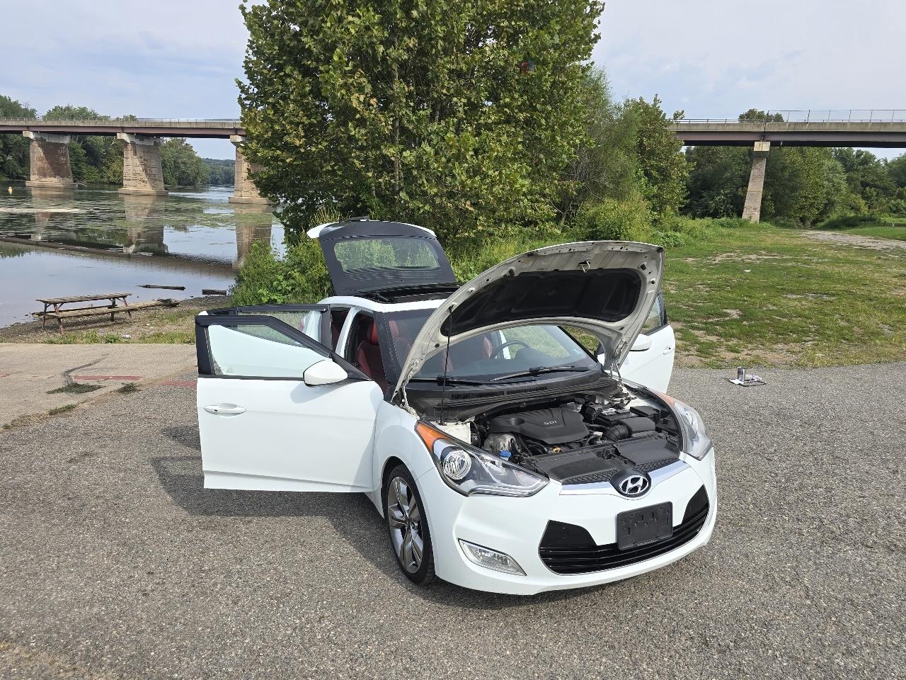 Hyundai Veloster Base 2012