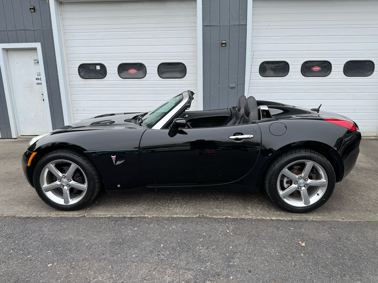 2008 Pontiac Solstice Convertible photo 3