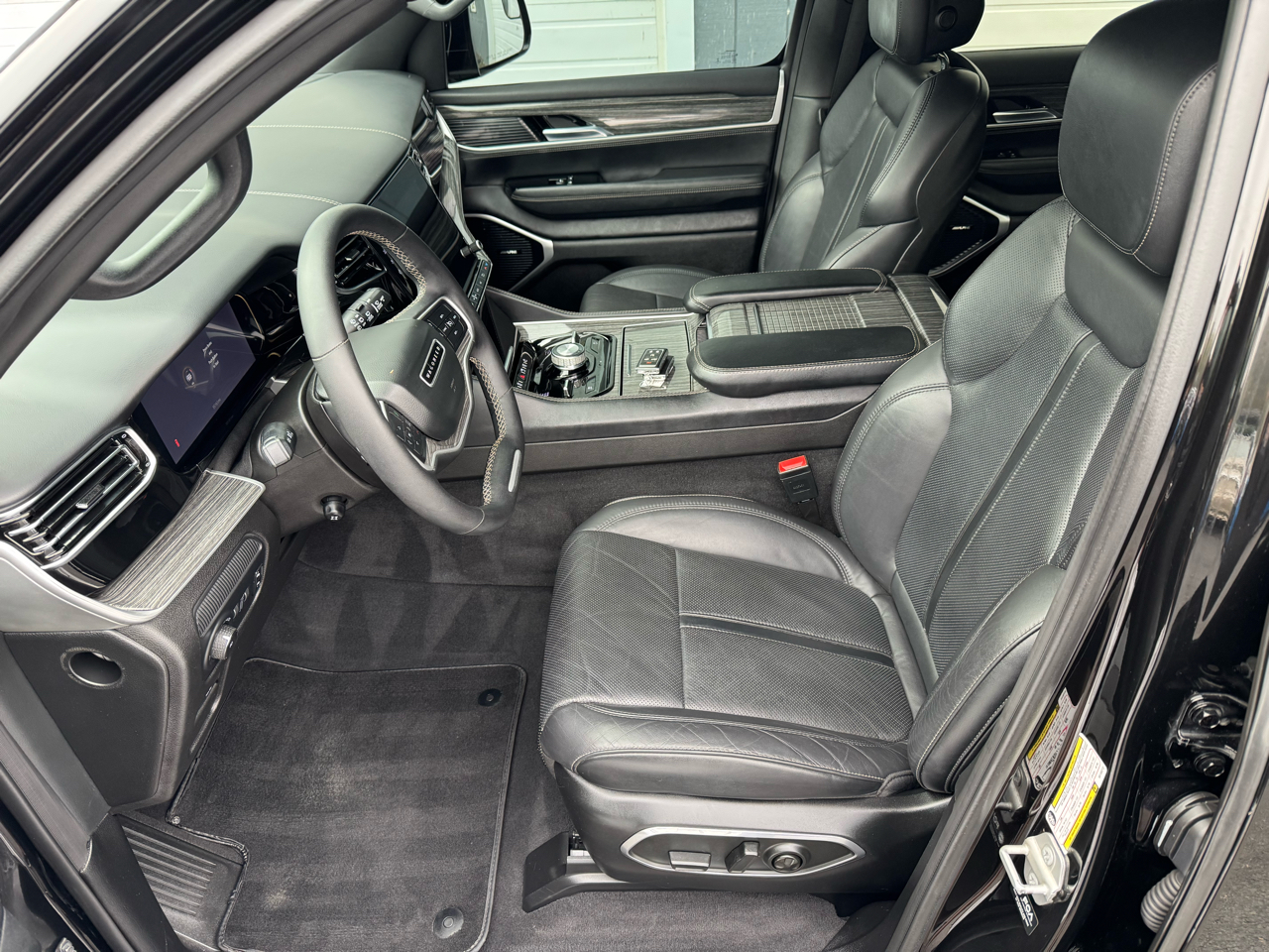 2022 Jeep Wagoneer Series III photo 8