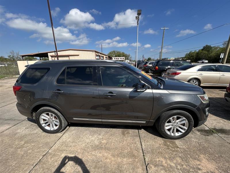 2017 Ford Explorer XLT photo 2