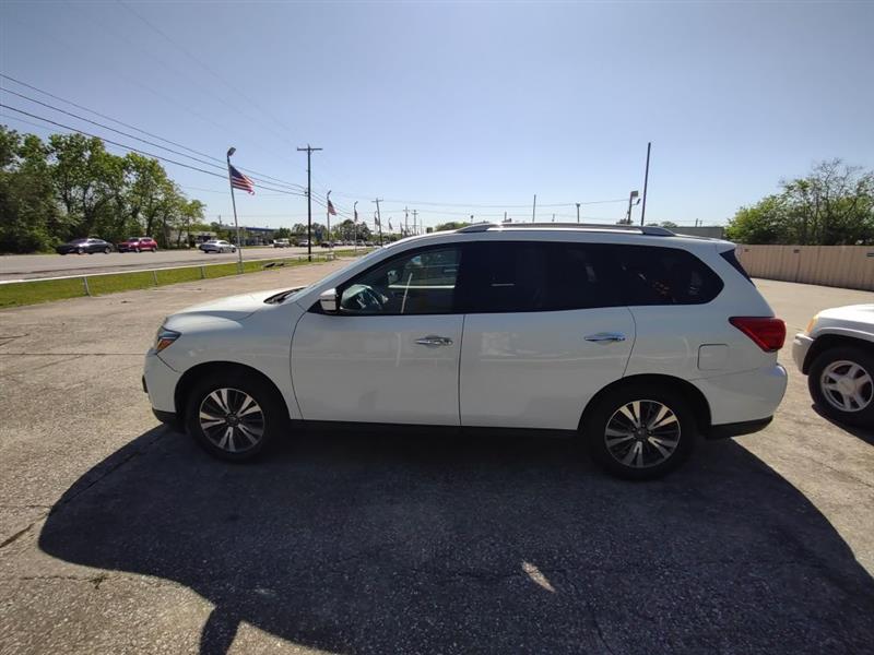 2017 Nissan Pathfinder SV's photo