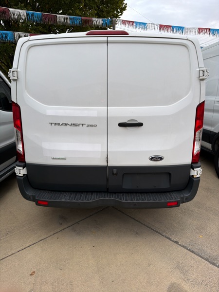 Ford Transit 250 Van Low Roof w/Sliding Pass. 130-in. WB 2017 Ford Transit 250 Van Low Roof w/Sliding Pass. 130-in. WB 2017