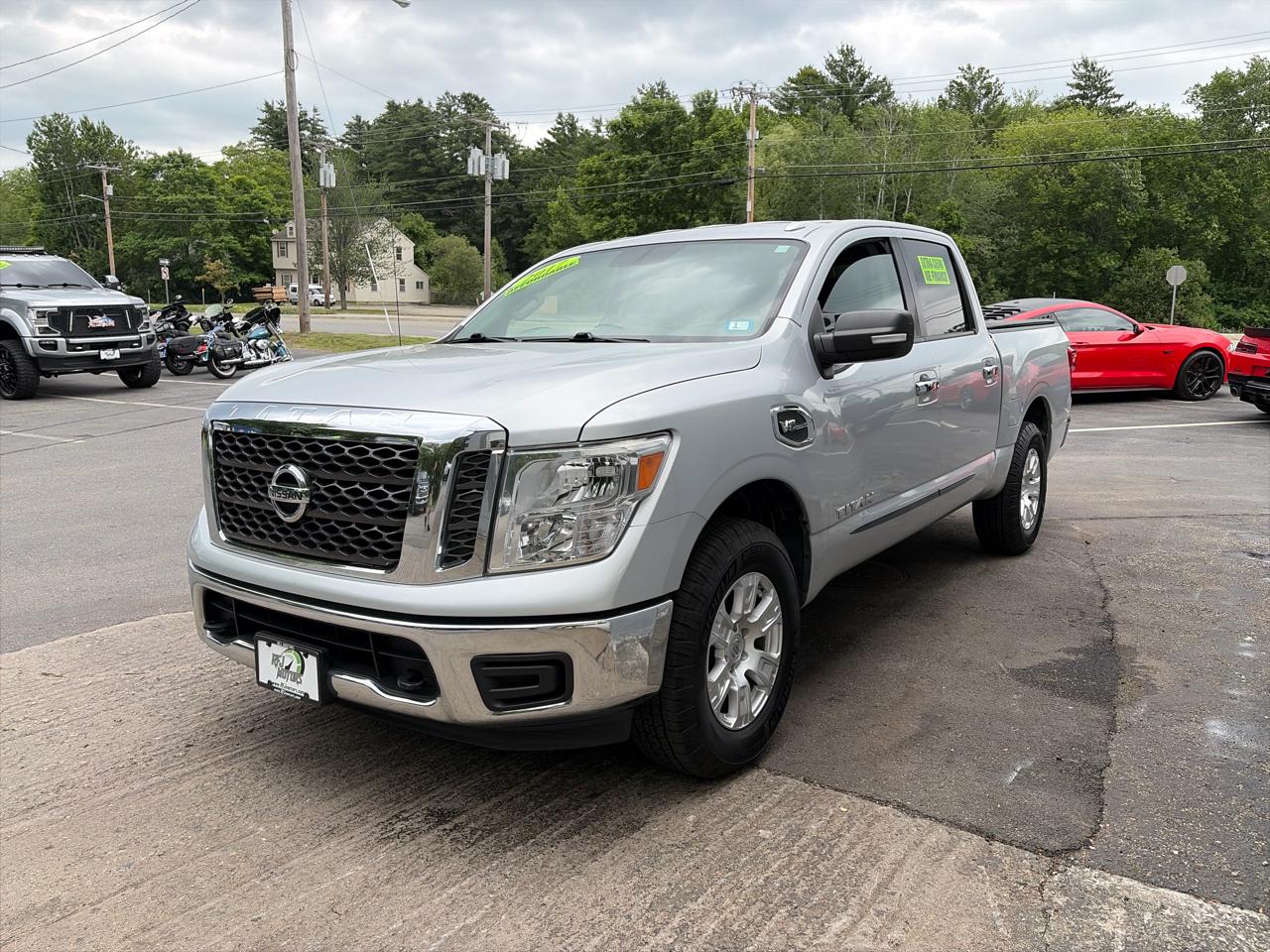 Nissan Titan SV Crew Cab 4WD SWB 2017
