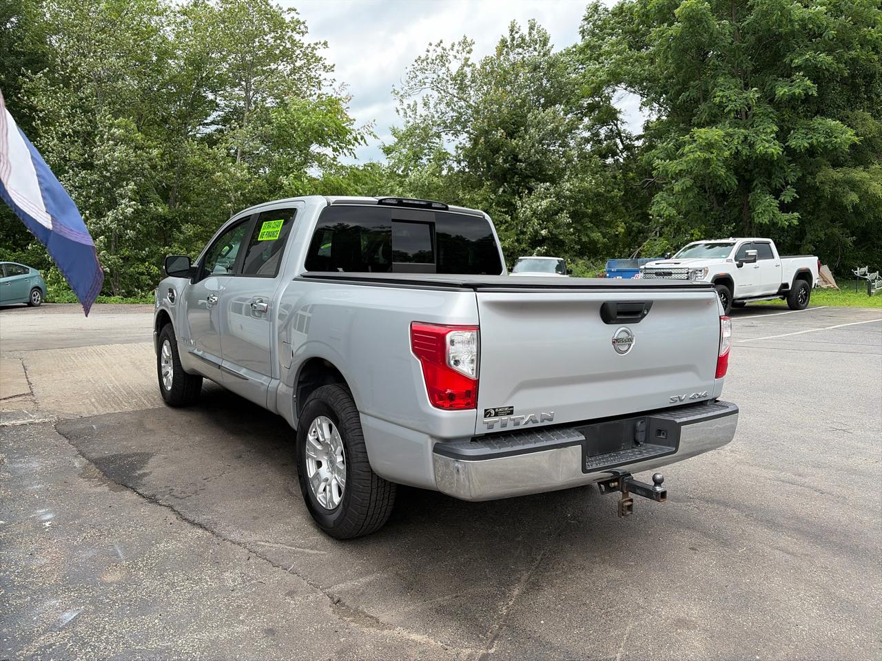 Nissan Titan SV Crew Cab 4WD SWB 2017