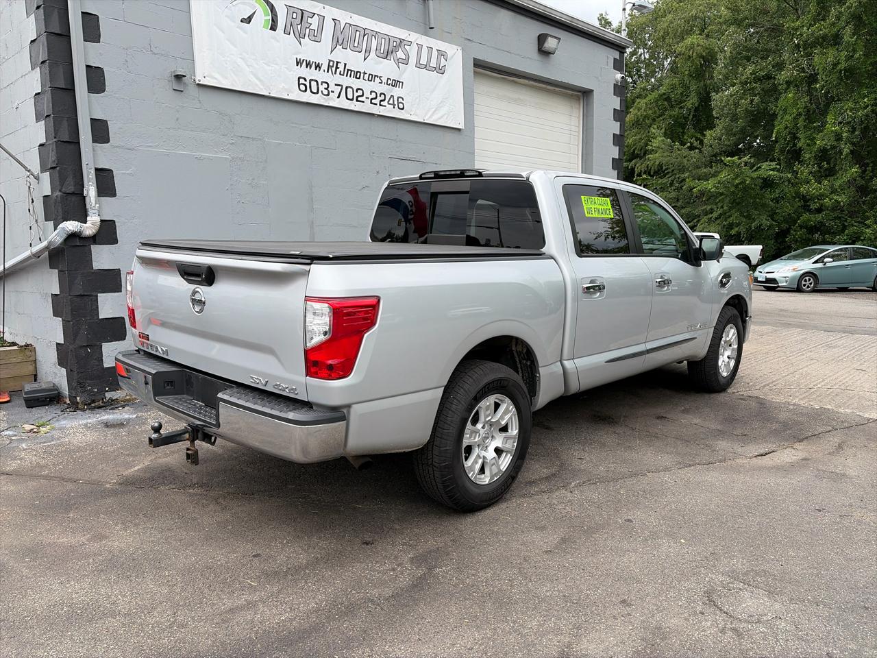 Nissan Titan SV Crew Cab 4WD SWB 2017