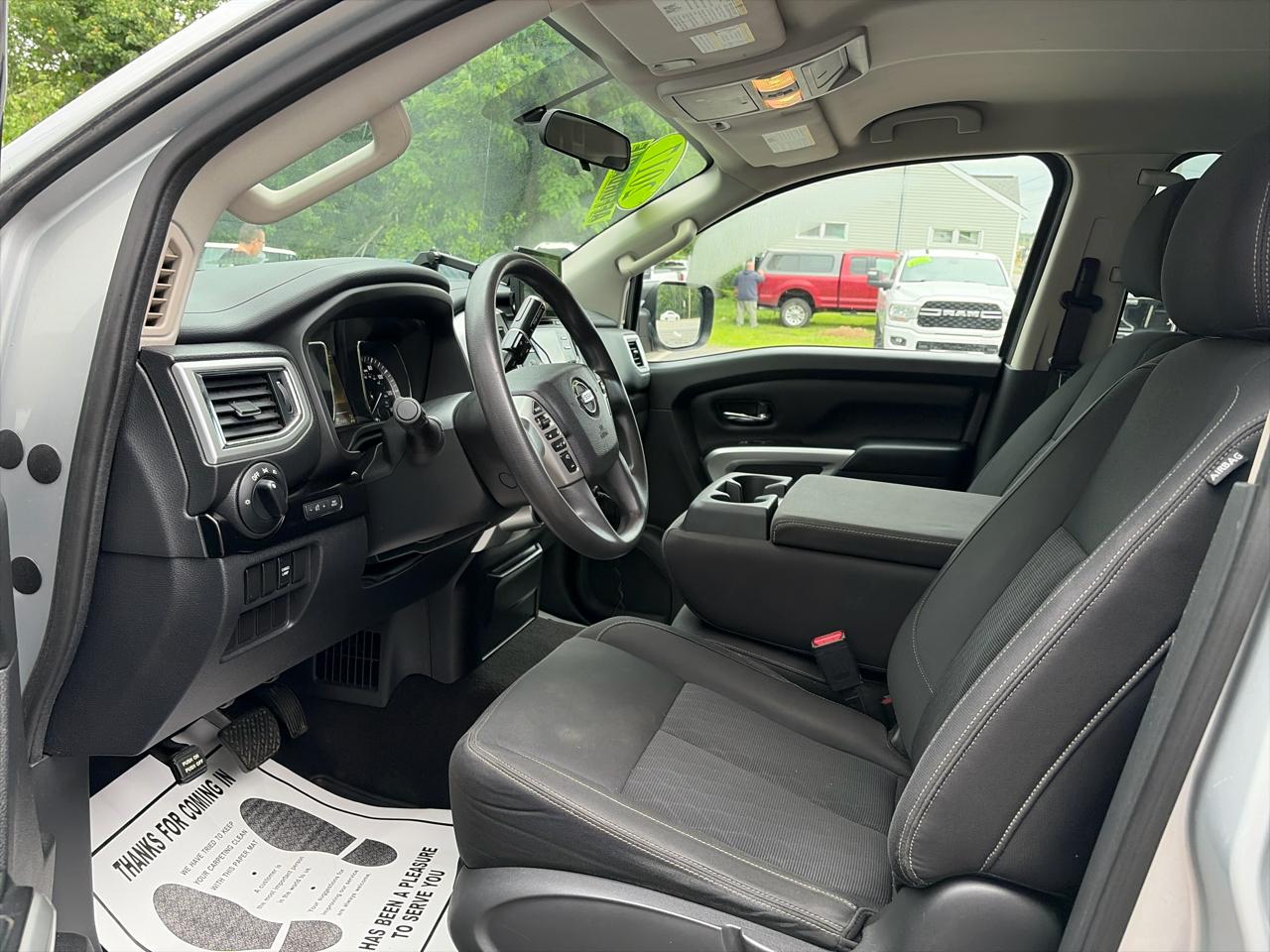 Nissan Titan SV Crew Cab 4WD SWB 2017