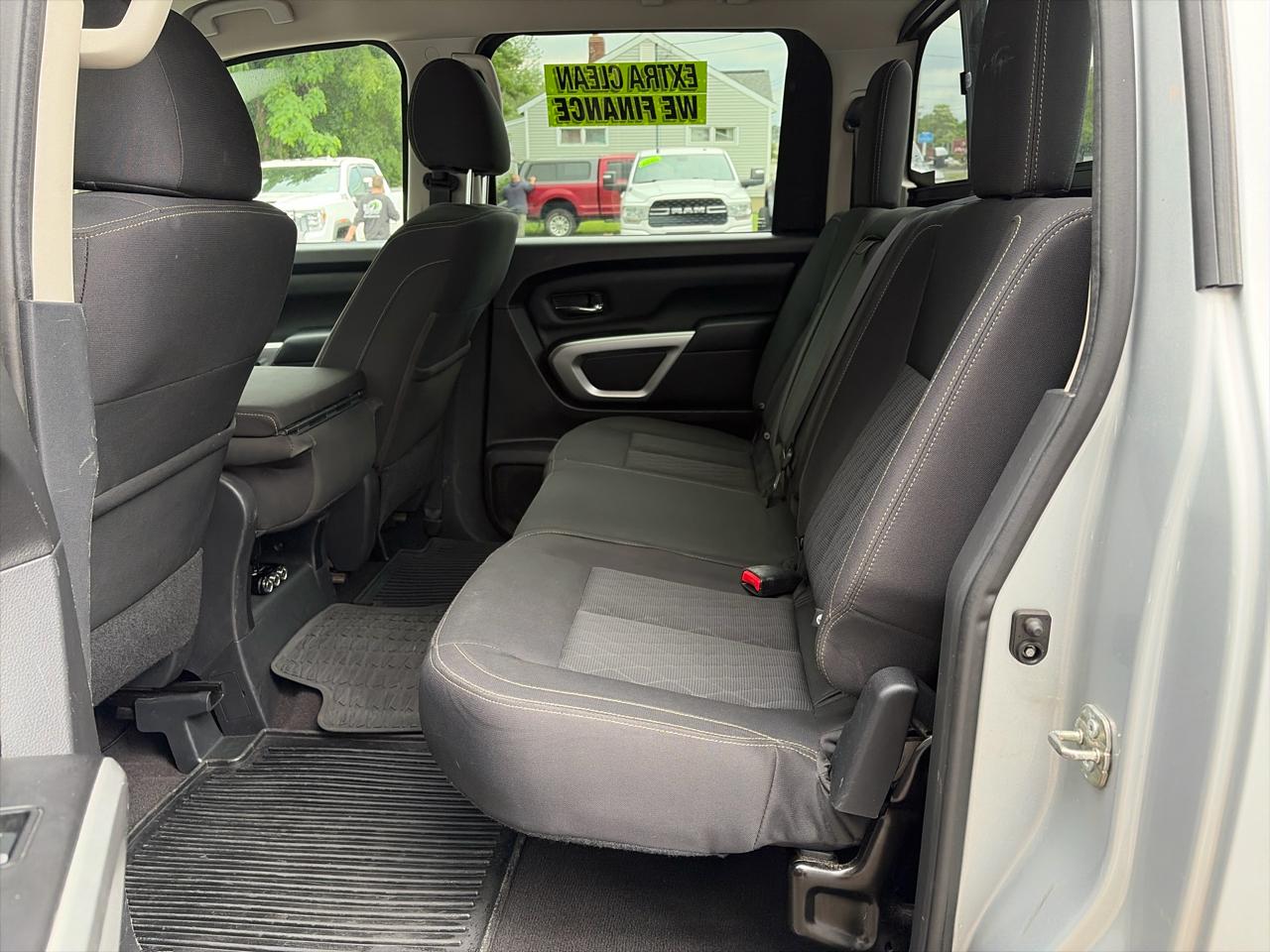 Nissan Titan SV Crew Cab 4WD SWB 2017