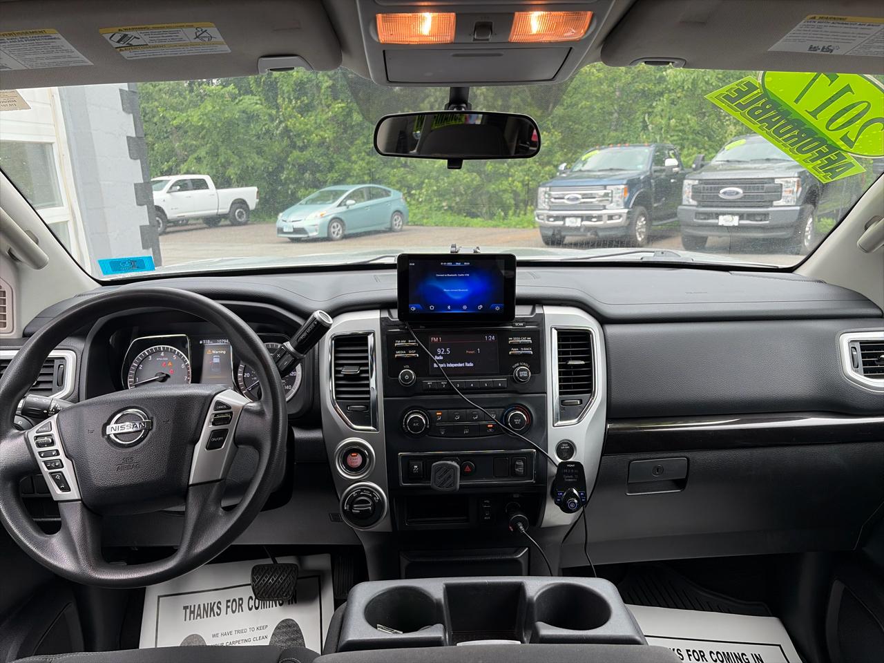 Nissan Titan SV Crew Cab 4WD SWB 2017