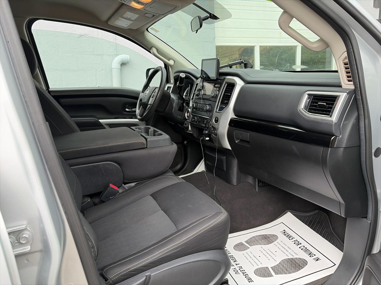 Nissan Titan SV Crew Cab 4WD SWB 2017