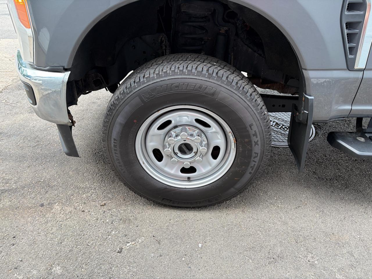Ford F-250 SD XL Crew Cab 4WD 2023