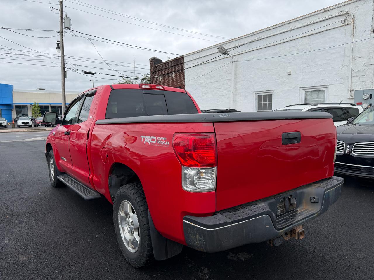 Toyota Tundra 5.7L V8 4WD 2011