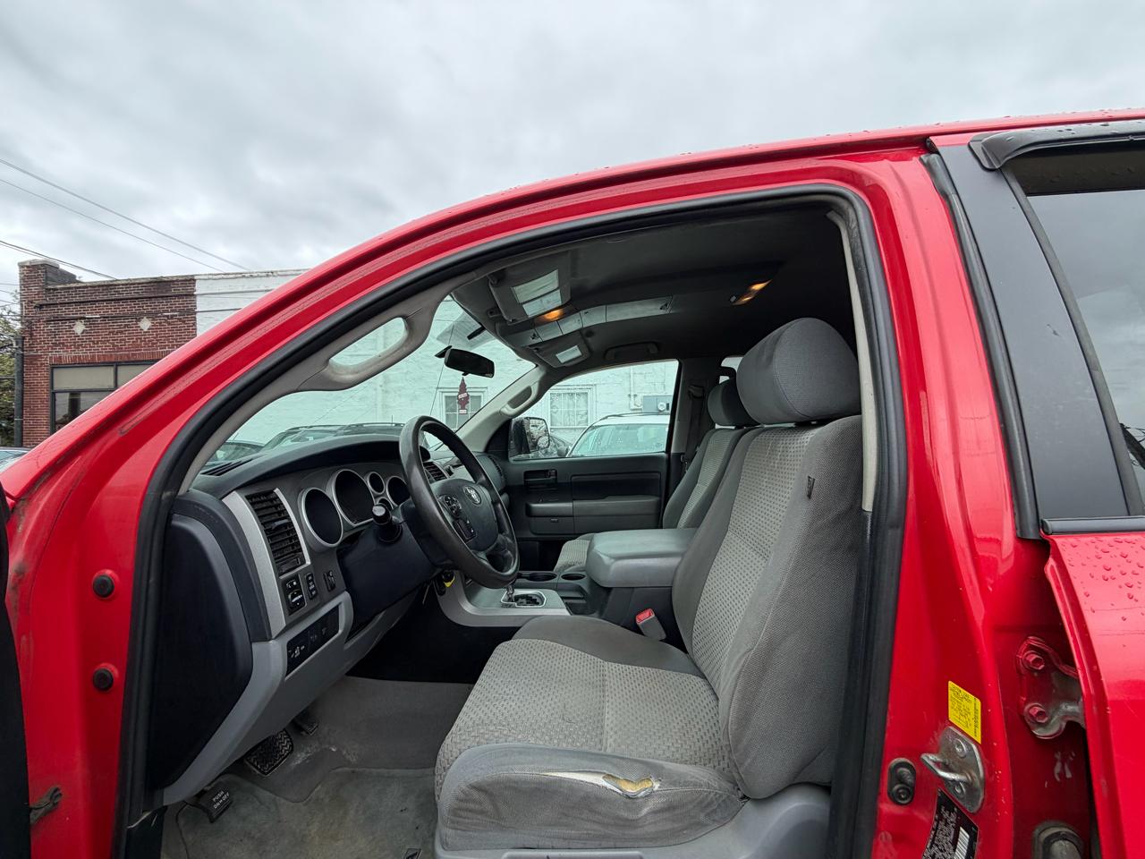 Toyota Tundra 5.7L V8 4WD 2011