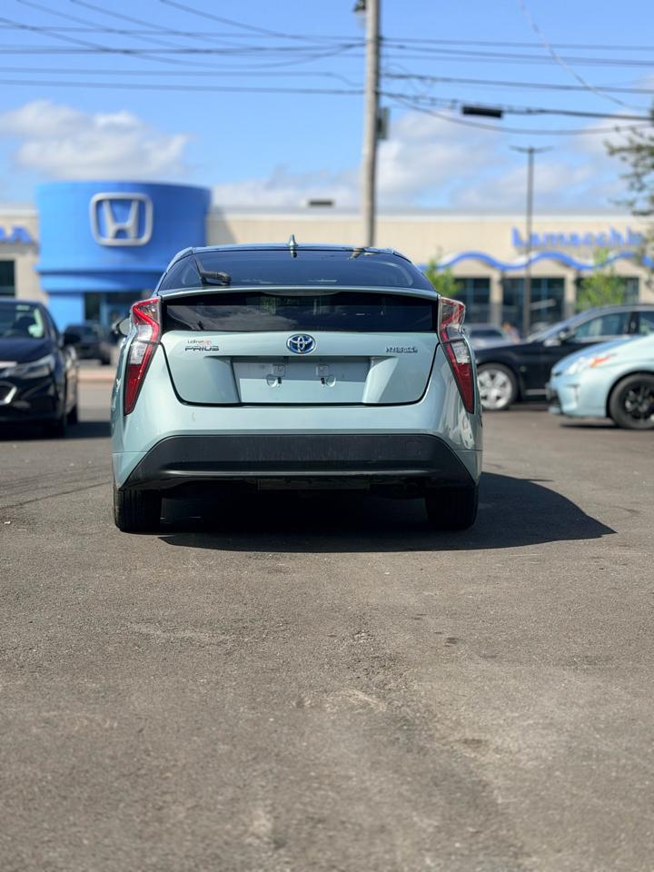 Toyota Prius Two 2016