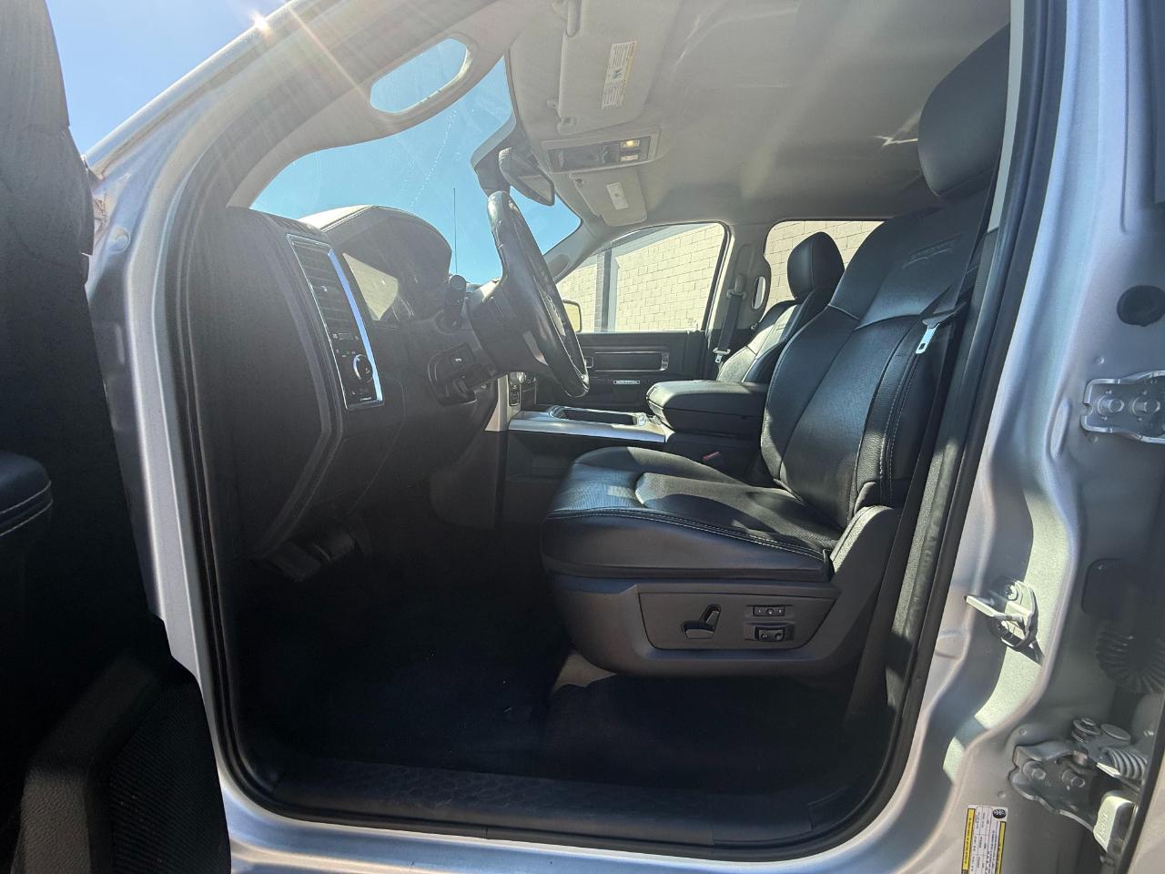 RAM 1500 4WD Crew Cab 140.5" Laramie 2016