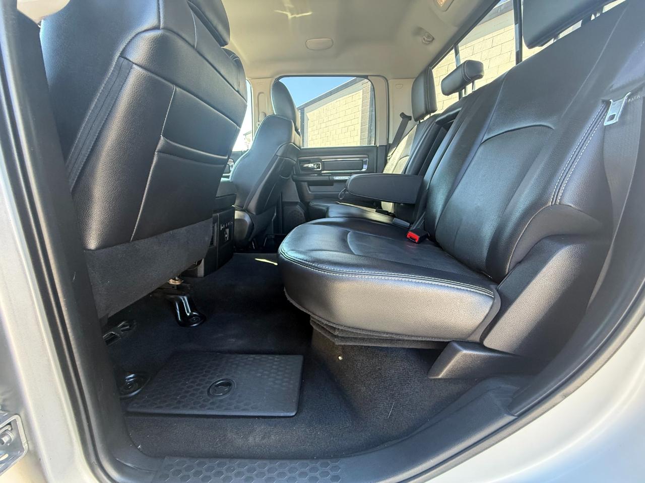 RAM 1500 4WD Crew Cab 140.5" Laramie 2016