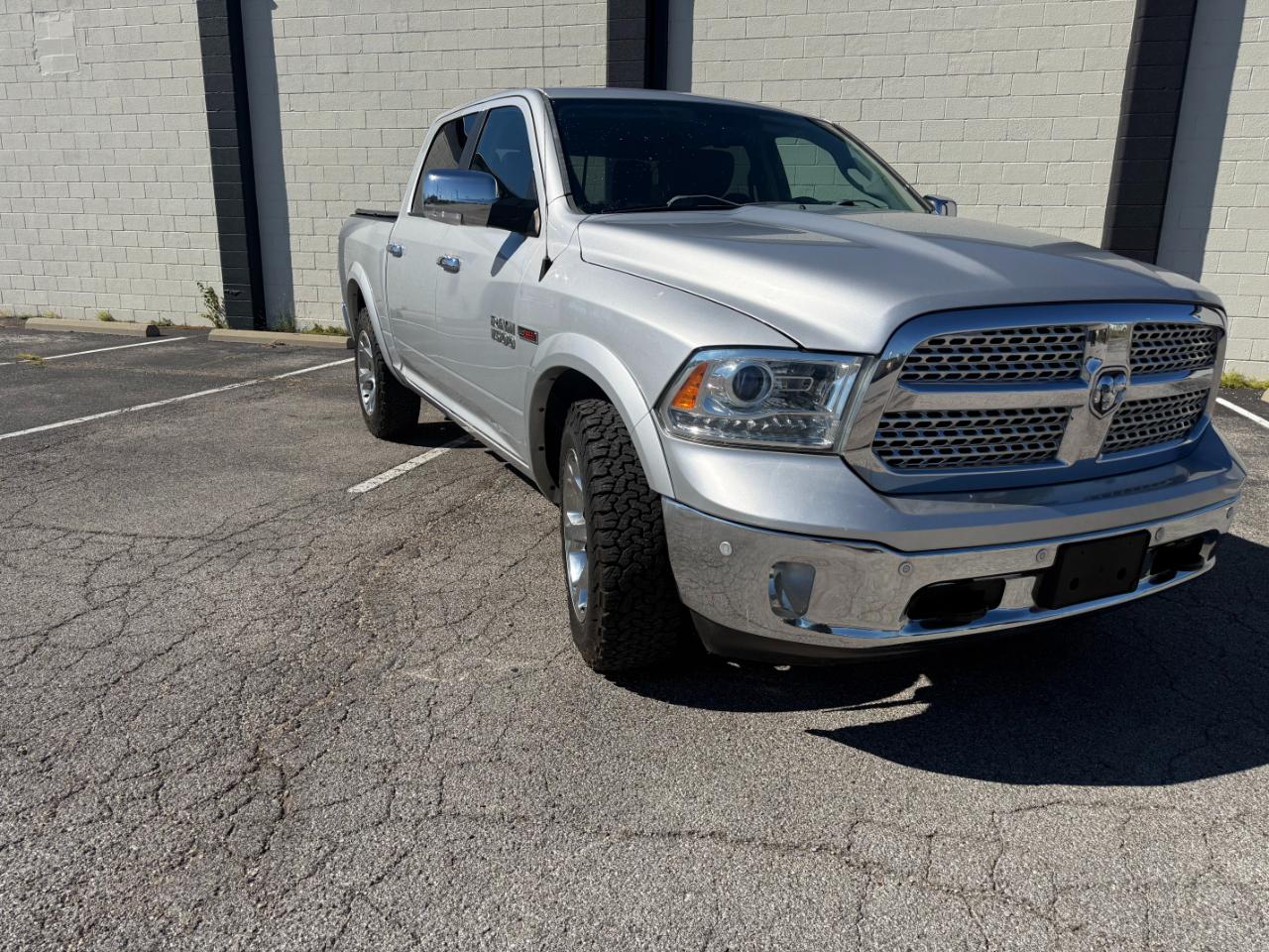 RAM 1500 4WD Crew Cab 140.5" Laramie 2016